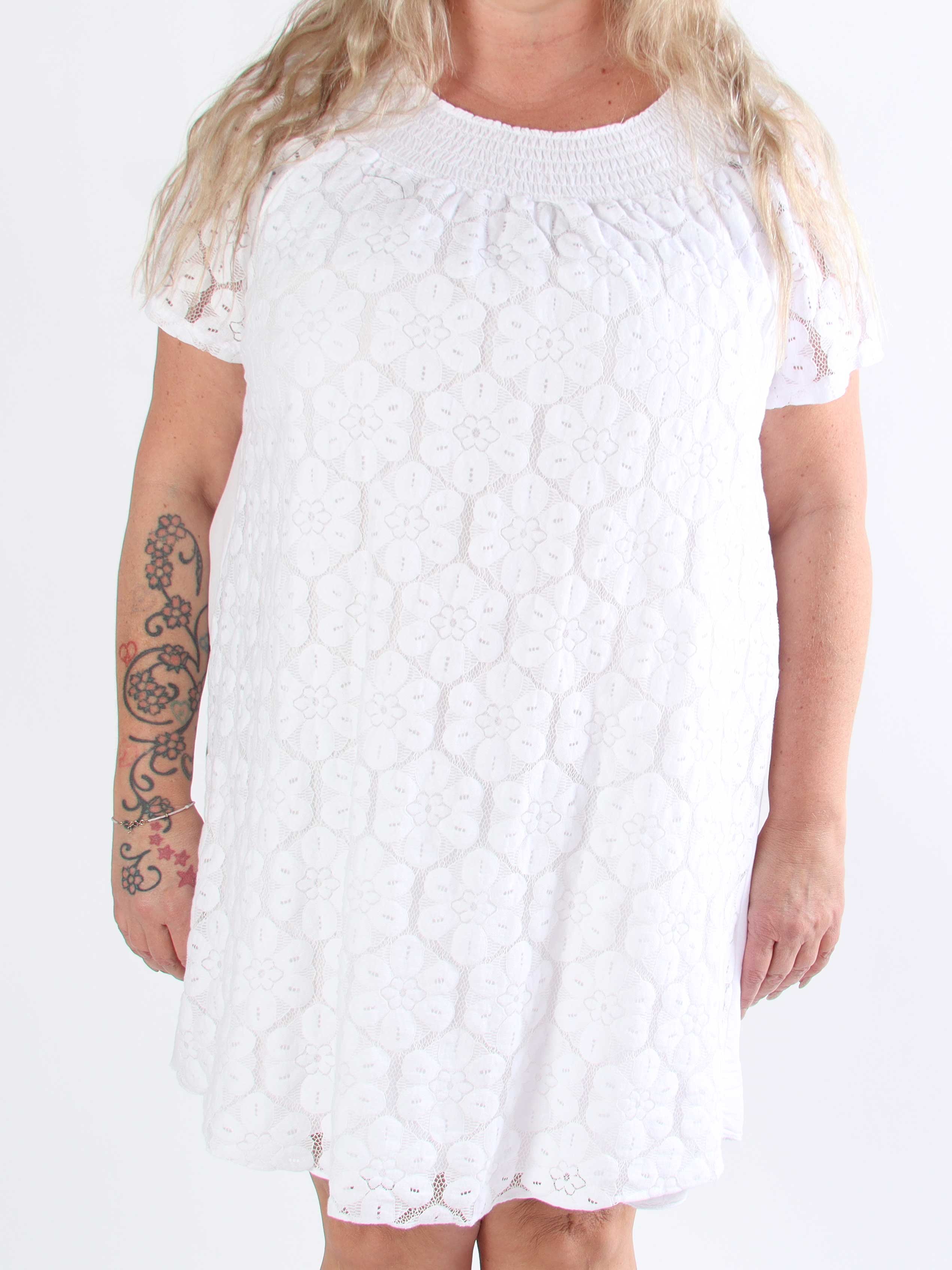 Fjola - Plus size tunikaklänning i bomull med spets fram